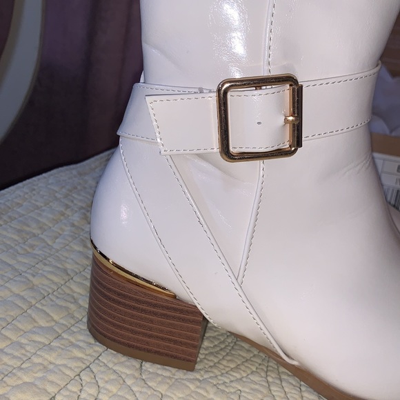 Journee Collection Elley Ivory Ankle Booties Size 7 - Picture 2 of 15